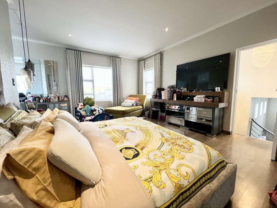 5 Bedroom Property for Sale in Parklands North Western Cape